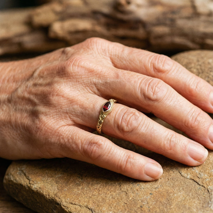 Vintage Złoty Pierścionek z Czerwonym Kryształem