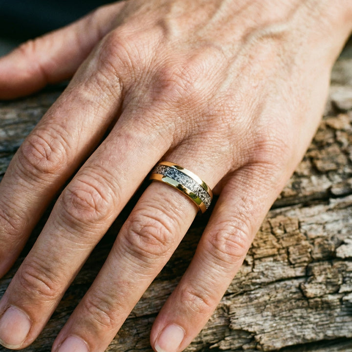 Pierścionek z Błyszczącymi Złotymi Wstawkami