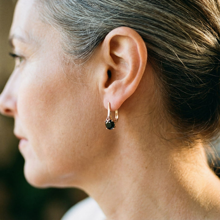 Eleganckie złote kolczyki z czarnym cyrkonią